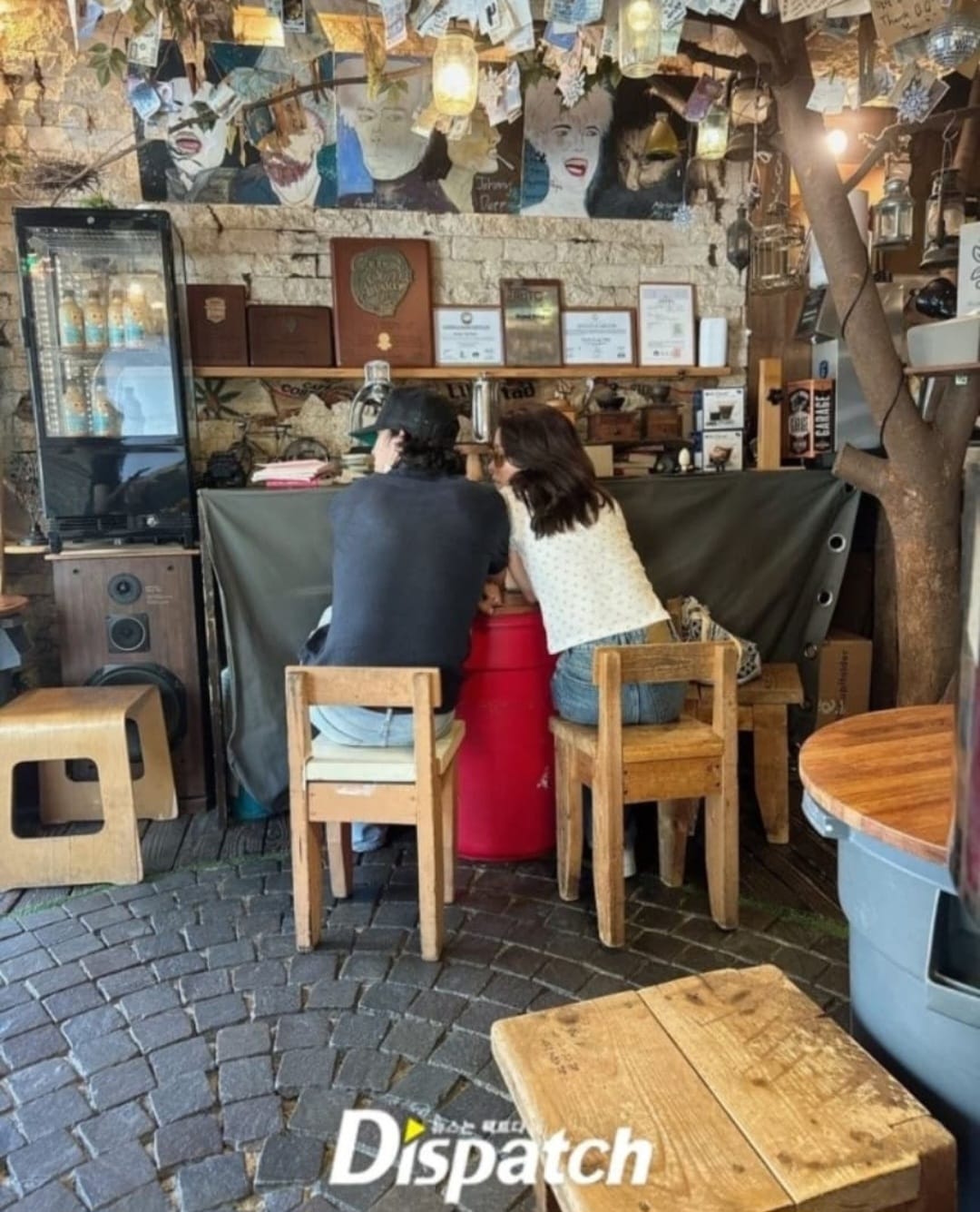 Ji Min dan Jung Hoon kencan di salah satu kafe. Foto: Dok. Instagram @koreadispatch