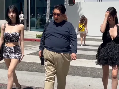Bang Si Hyuk bersama dua BJ di jalanan Beverly Hills, Amerika. Foto: Dok. YouTube I am Walking