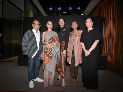 Samuel Watimena dan para selebriti Indonesia memamerkan buku perhiasan etnik Indonesia, yang idenya diambil dari tiga wilayah Indonesia barat, timur, dan tengah. (Foto Naomi)