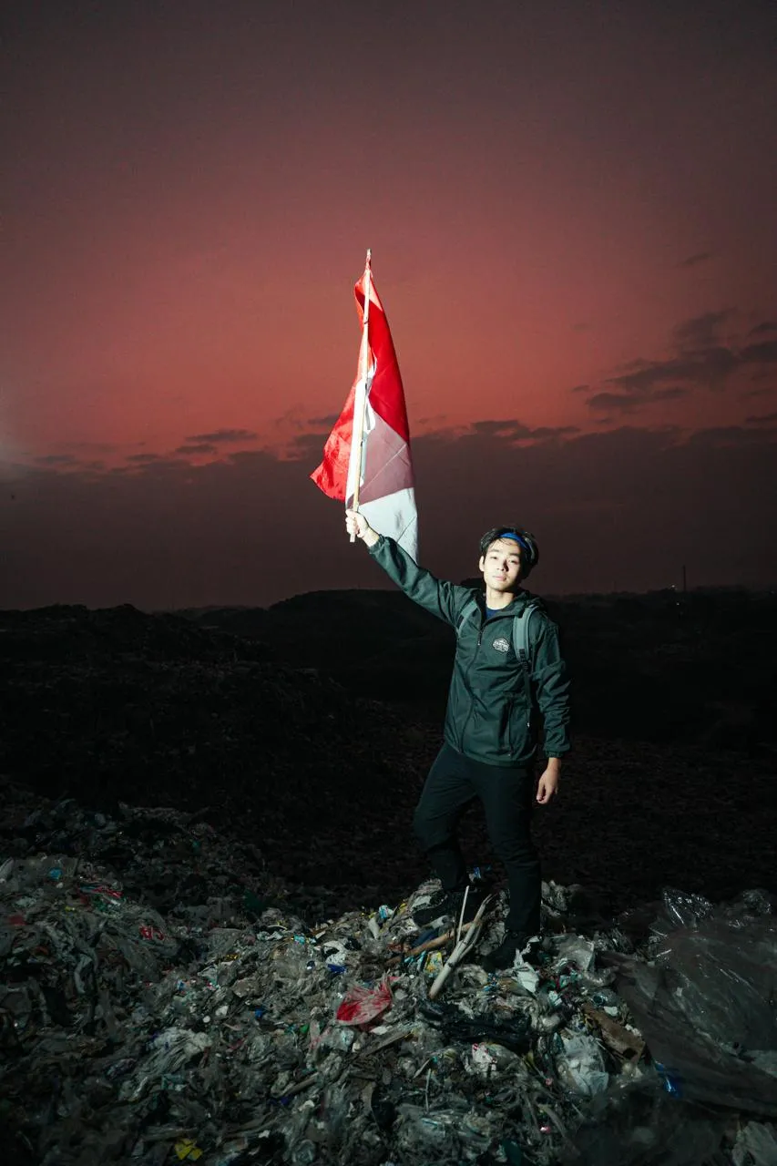 Jerhemy Owen Daki Gunungan Sampah Bantar Gebang Bekasi, Peringati Hari Kemerdekaan Ke-79 RI