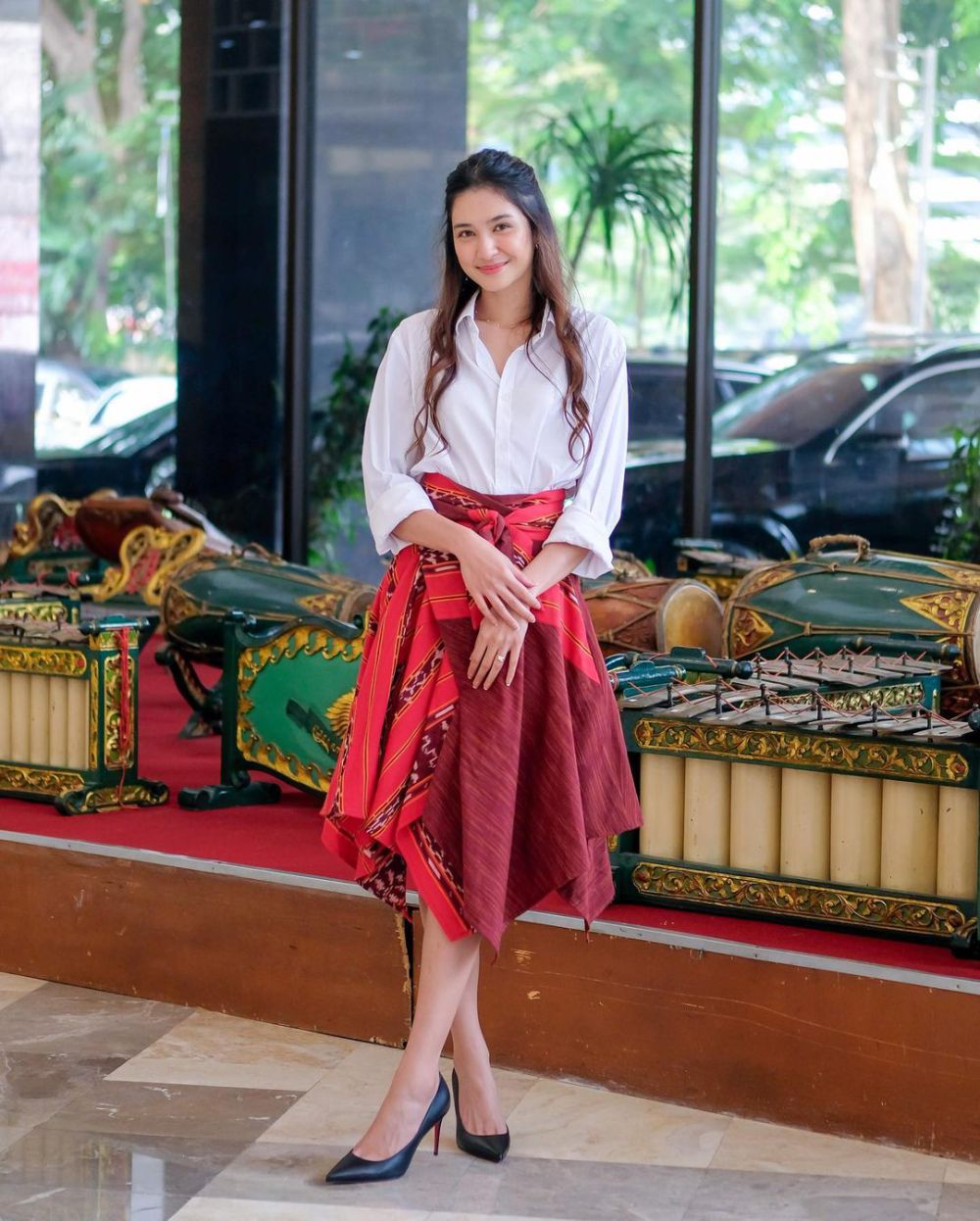 Anggun dan elegan outfit merah putih ala Mikha Tambayong. Foto: Dok. Instagram @miktambayong