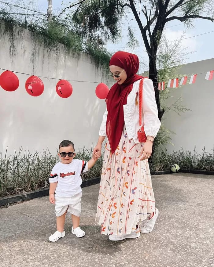 Gaya kasual untuk outfit berhijab ala Zaskia Sungkar. FOto: Dok. Instagram @zaskiasungkar15