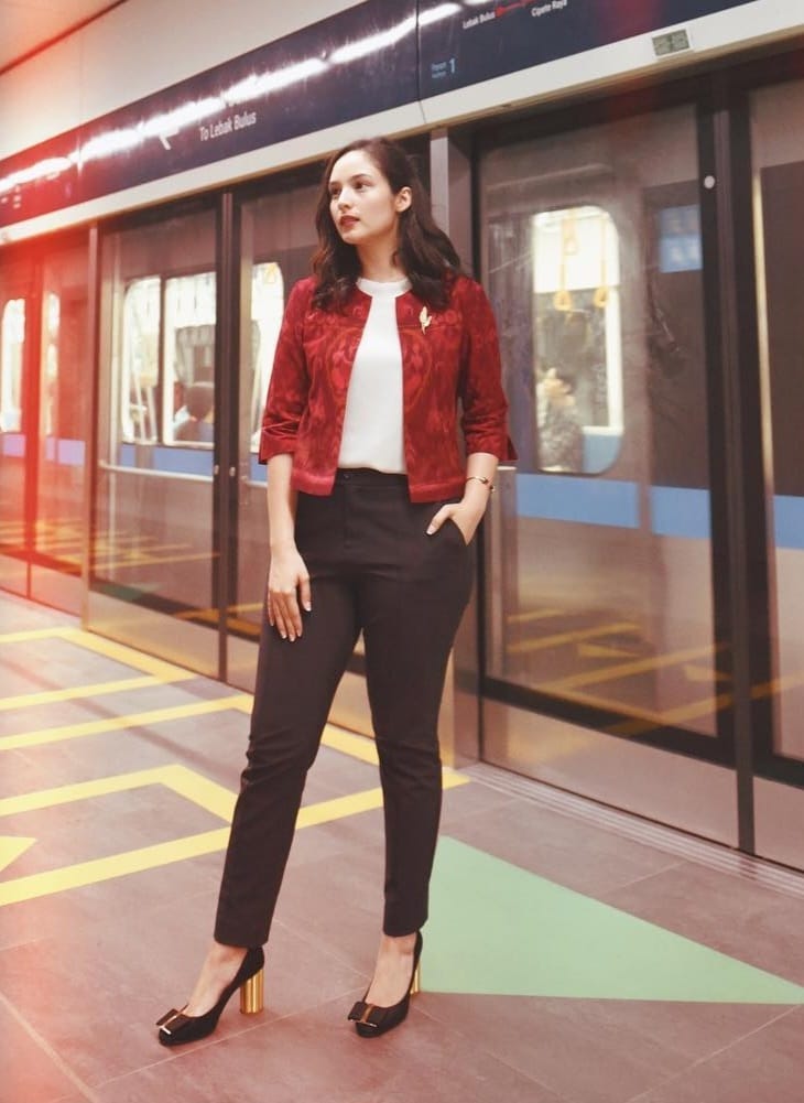 Gaya formal ala Chelsea Islan. Foto: Dok. Instagram @chealseaislan