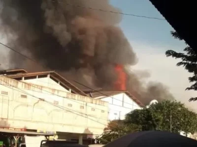 Kebakaran hebat melanda Pasar Kutoarjo, Kabupaten Purworejo. Foto : X