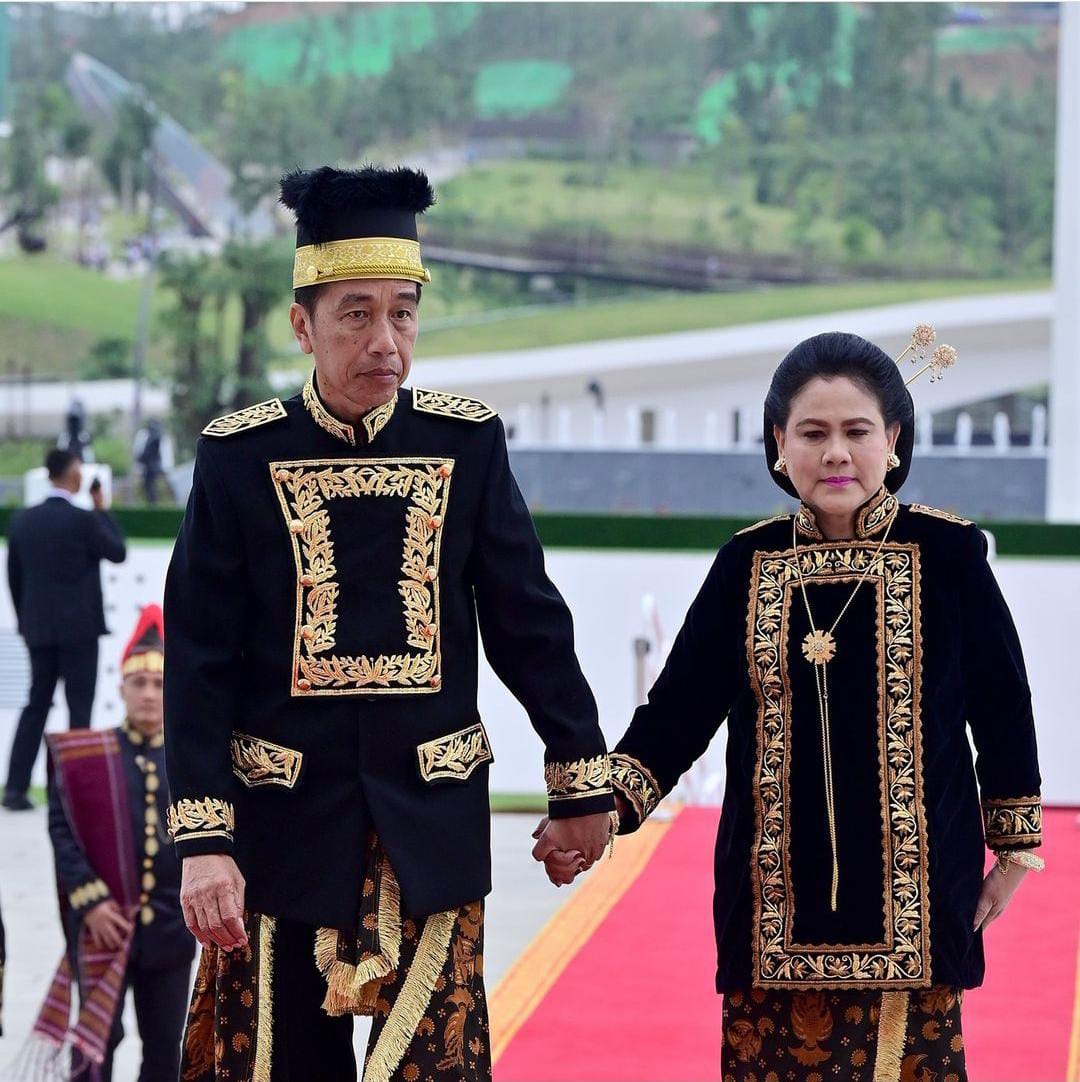Presiden Joko Widodo bersama Iriana memakai baju adat Kustim saat upacara HUT RI ke-79 di IKN, Sabtu (17/8). (Foto: Instagram/kemensetneg.ri)