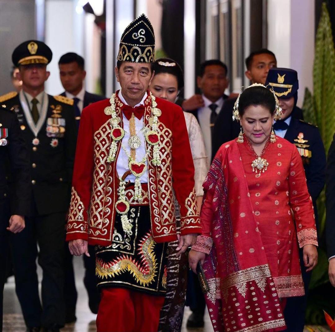 Presiden Jokowi bersama Iriana memakai baju adat Banjar, 'Baamar Galung Pancar Matahari', saat upacara penurunan Bendera Merah Putih di IKN. (Foto: Instagram/Kemensetneg.ri)