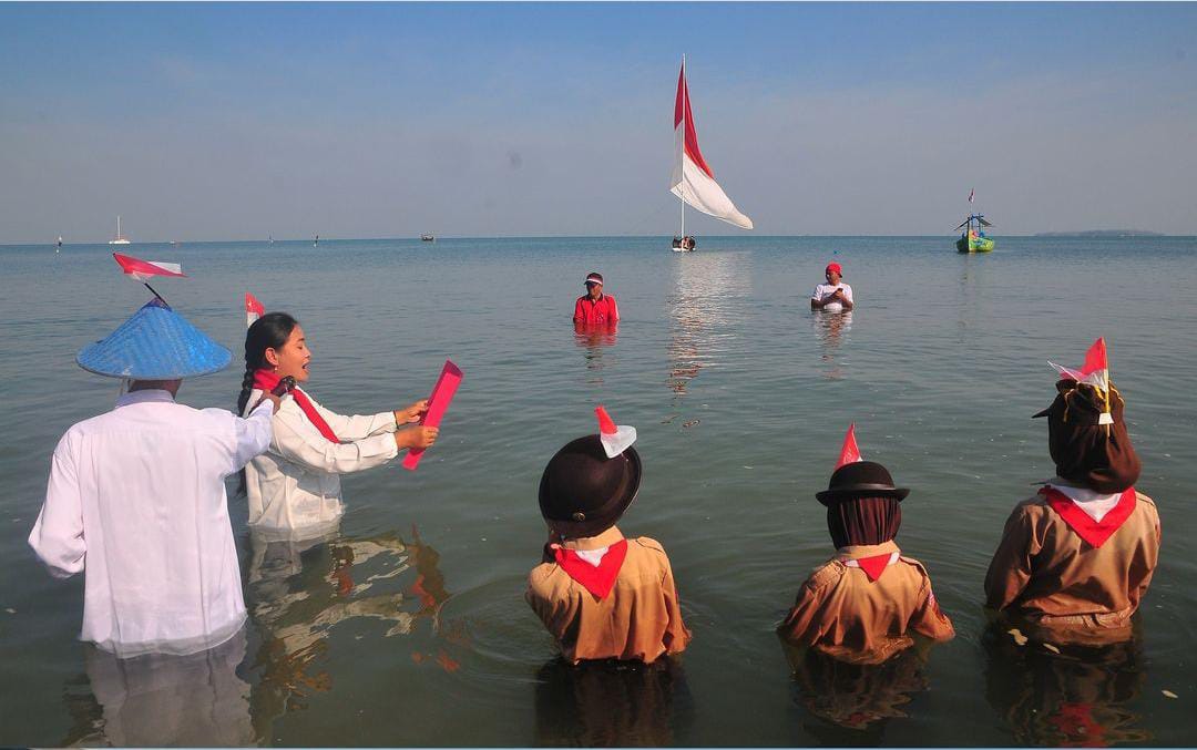 warga pesisir pantai pelayaran Karang Kebagusan, Kabupaten Jepara, melaksanakan upacara HUT RI ke-79 di tepi laut. (Foto: Instagram/ussfeeds)