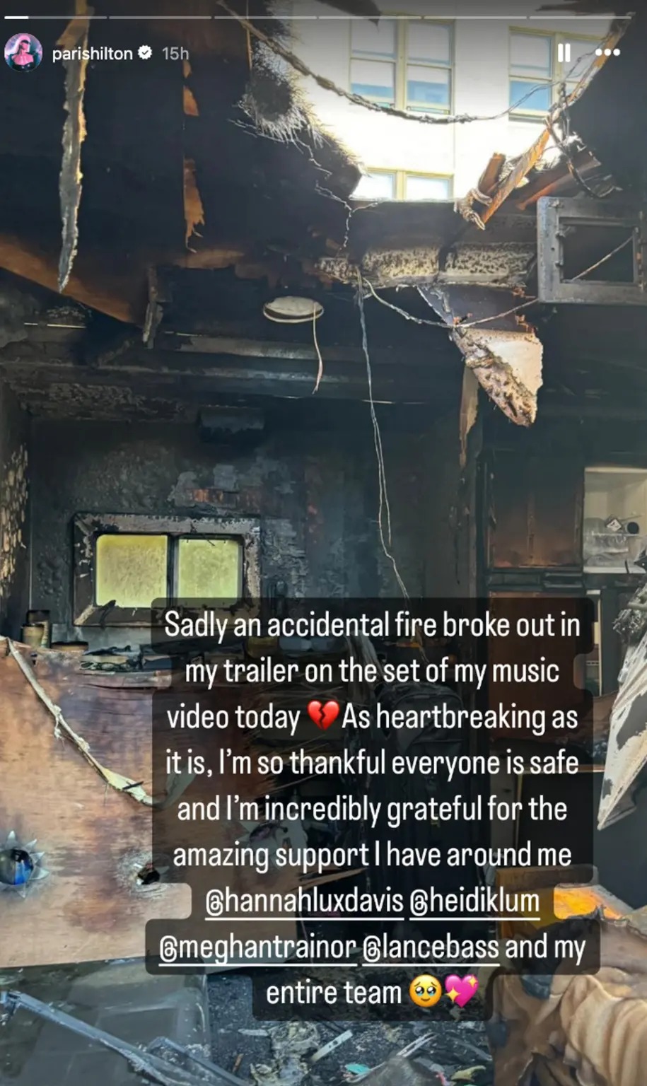 Kondisi truk trailer Paris Hilton yang terbakar di lokasi syuting video musik terbarunya. (Foto: Instagram story/parishilton)