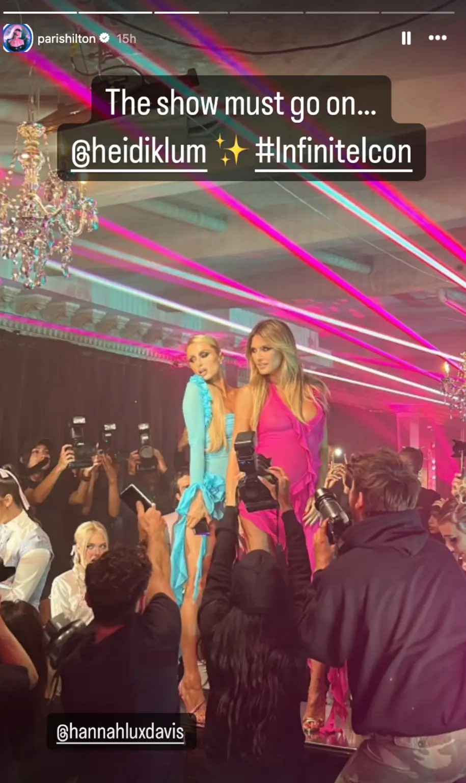 Syuting video musik terbaru Paris Hilton tetap berlanjut meski ada insiden truk trailer terbakar. (Foto: Instagram story/parishilton)