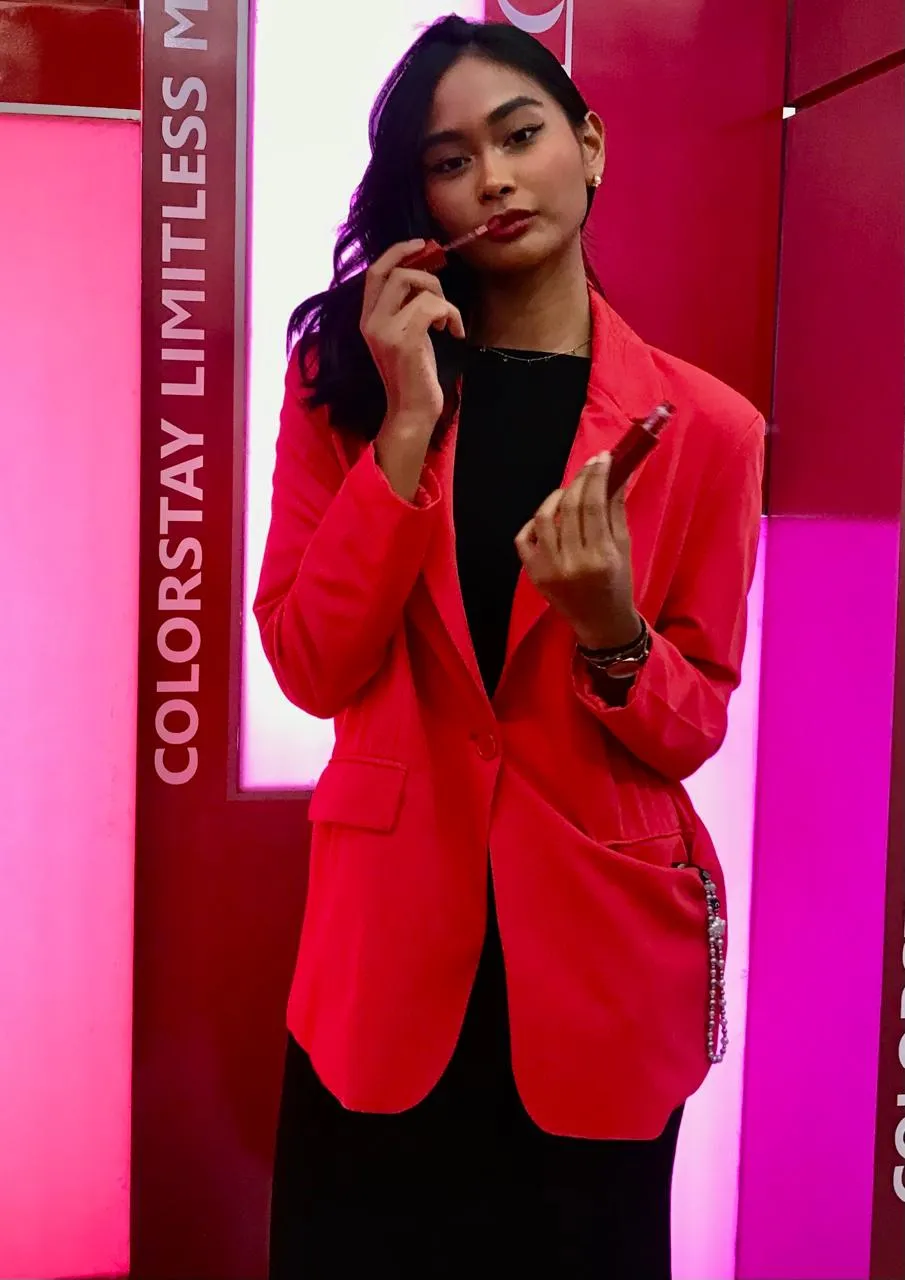 Cara Sarah Tumiwa Pilih Warna Lipstik agar Wajah Tak Tampak Kusam