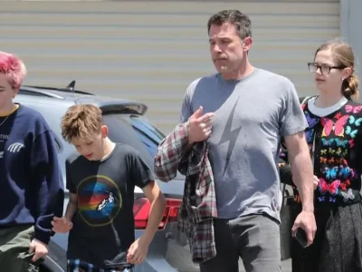 Ben Affleck bersama tiga anaknya saat berjalan-jalan di California pada Mei lalu. Foto: Dok. Grosbygroup via Hola