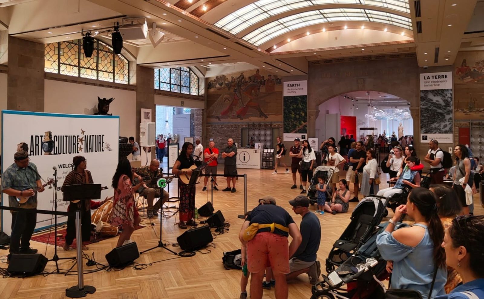 Orkes Garasi dan Dwi Riana saat tampil di Royal Ontario Museum. Foto: Dok. Instagram @babarizal