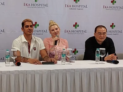 Seleb Natasya Shine didampingi suaminya DJ Robby Shine (kiri) dan dokter spesialis obgyn Dr dr Edihan Mardjuki, Sp.OG yang menangani persalinan. (Foto: Agnes)