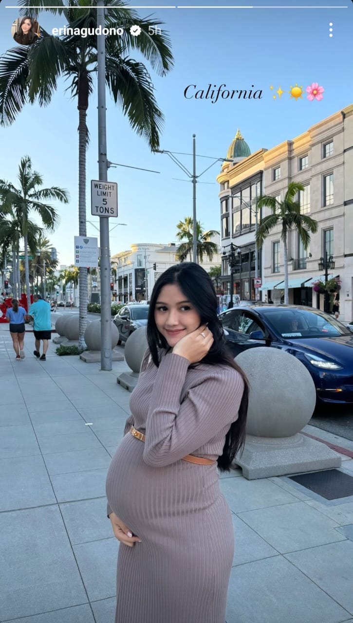 Erina Gudono dengan penampilan kasual saat berada di Amerika. Foto: Dok. Instagram @erinagudono