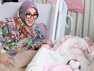 Syahrini dan putrinya yang dijuluki Princess R. Foto: Dok. Instagram @princessyahrini