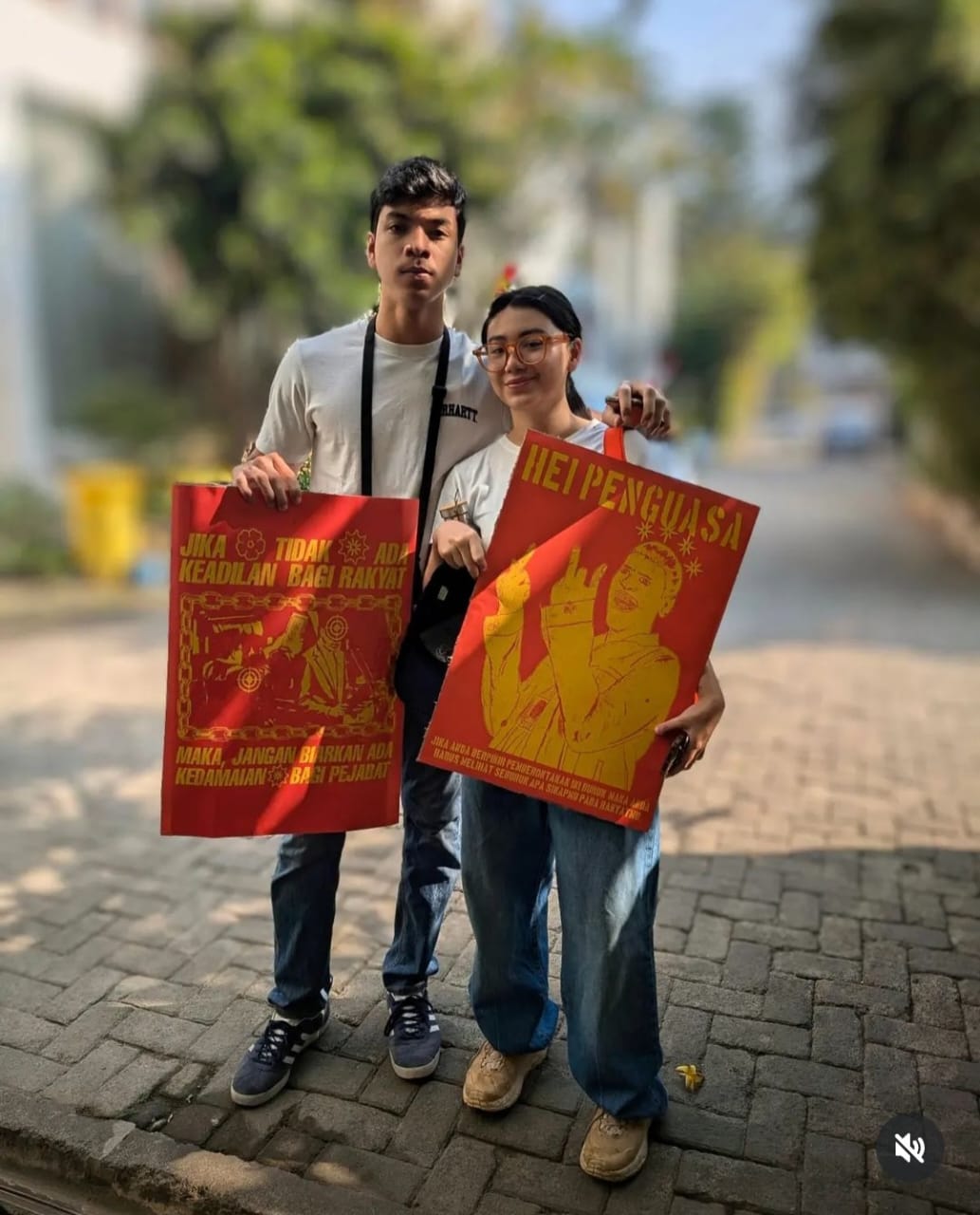 Putra dan putri Wanda ikut demo di depan gedung DPR/MPR RI. Foto: Dok. Instagram @wanda_hamidah