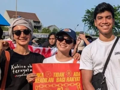 Wanda Hamidah dan kedua anaknya ikut demo di depan gedung DPR/MPR RI. Foto: Dok. Instagram @wanda_hamidah