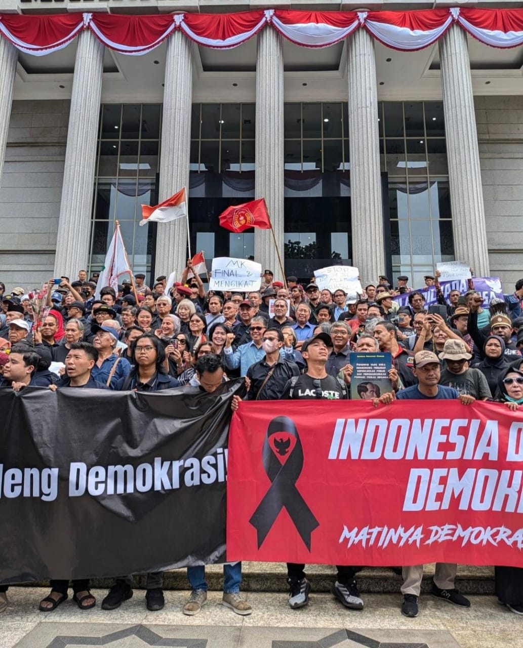 Wanda dibarisan sebelah kiri saat berada di gedung MK. Foto: Dok. Instagram @wanda_hamidah