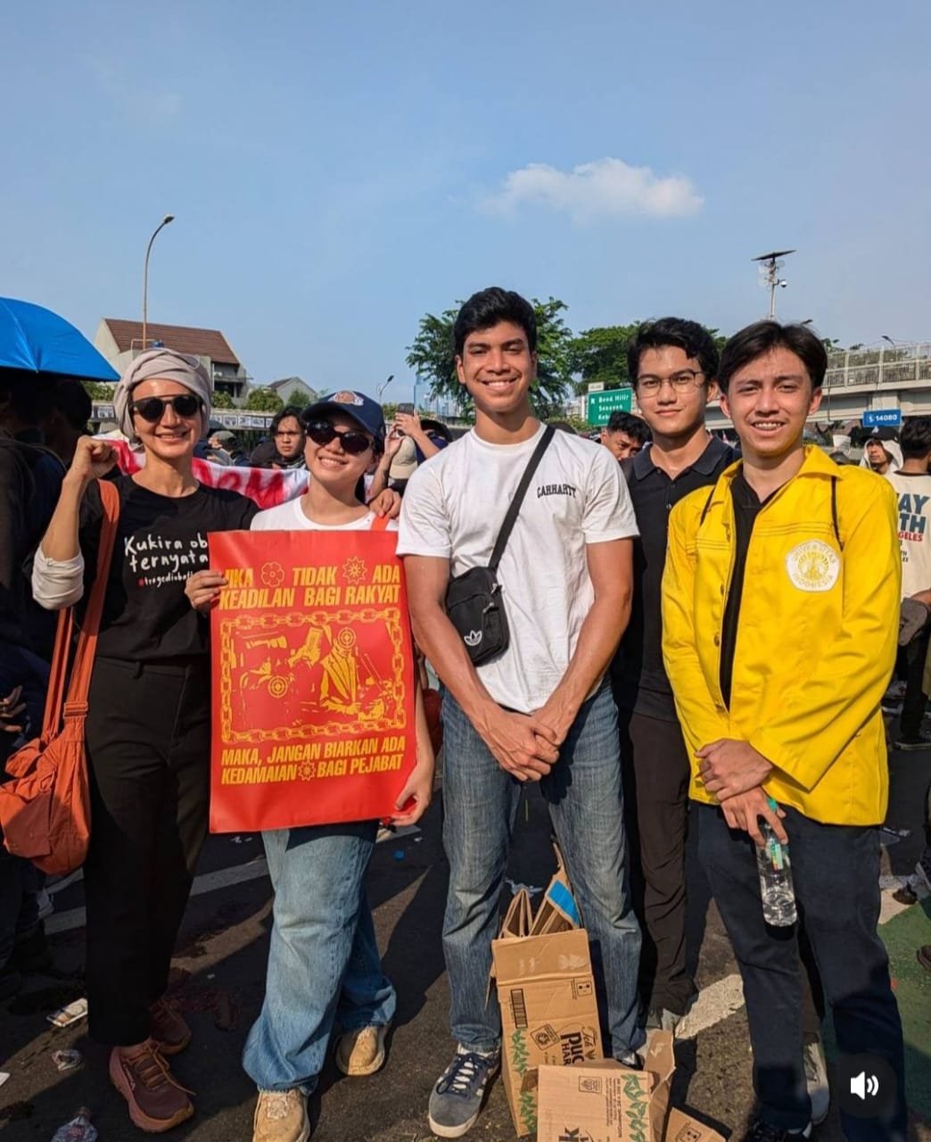 Wanda dan kedua anaknya, serta demonstran lain. Foto: Dok. Instagram @wanda_hamidah