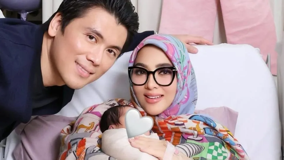 Usia Baru Satu Bulan, Anak Syahrini Sudah Punya Sepatu Hermes