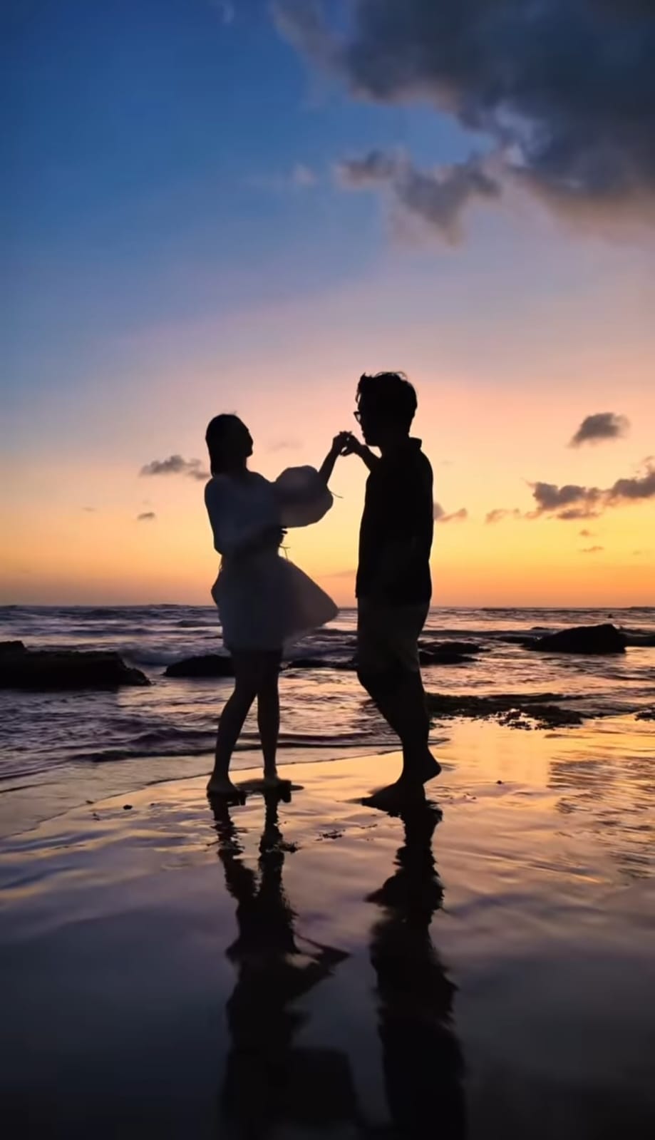 Thariq dan Aaliyah menikmati sunset. Foto: Dok. Instagram @thariqhalilintar
