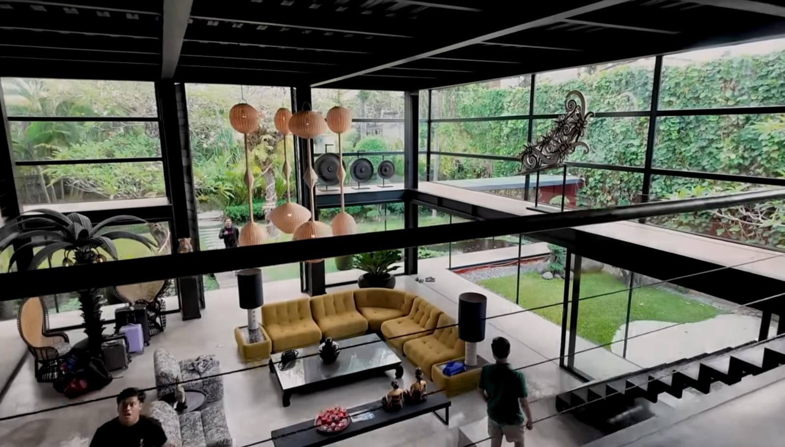 Vila mewah tempat Thariq dan Aaliyah menginap. Foto: Dok. YouTube Thariq Halilintar
