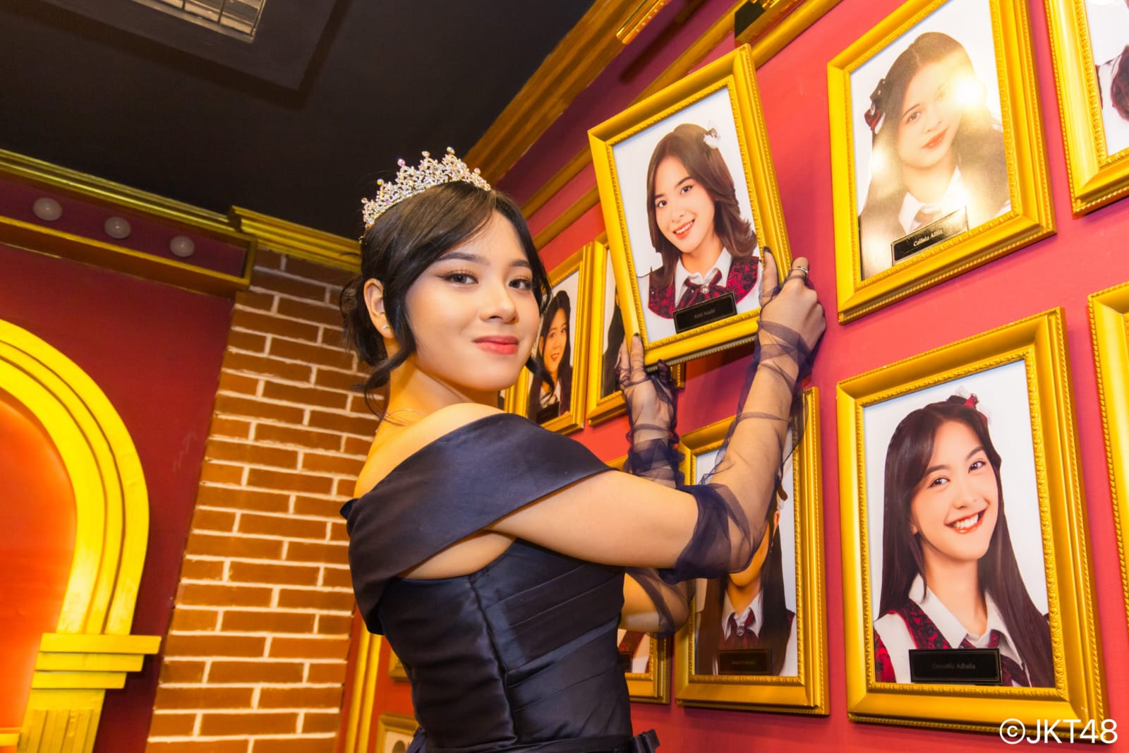 Zee menurunkan pigora dirinya dari jejeran anggota. Foto: Dok. X @officialJKT48