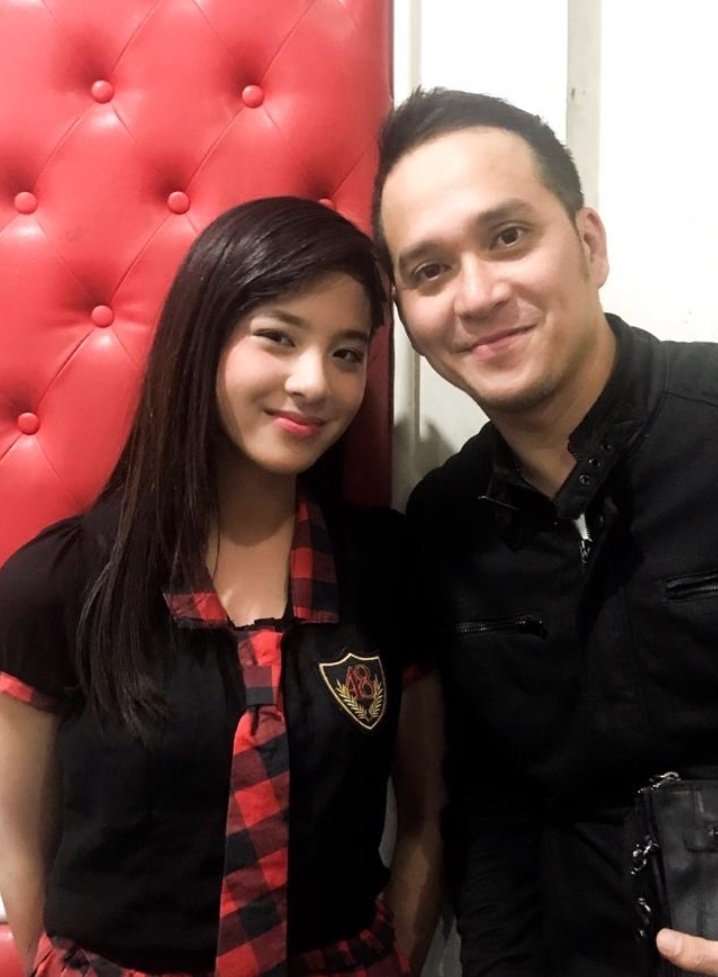 Zee bersama ayahnya, Akhmad Fadli. Foto: Dok. X @A_ZeeJKT48