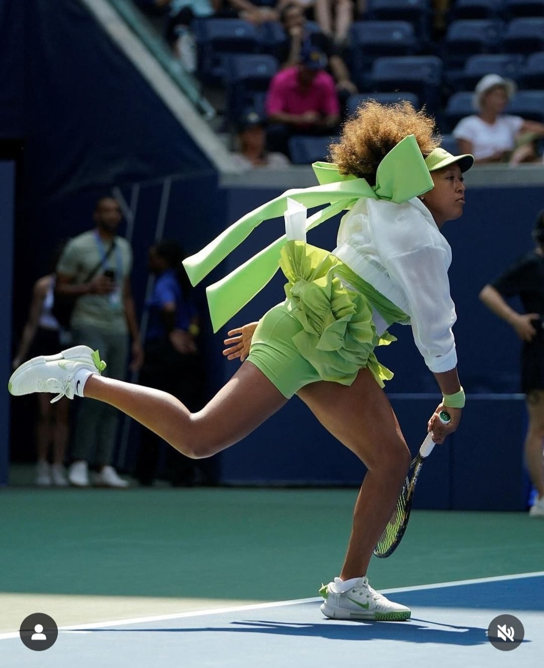 Naomi memakai pakaian tenis modis. Foto: Dok. Instagram @yoon_ambush