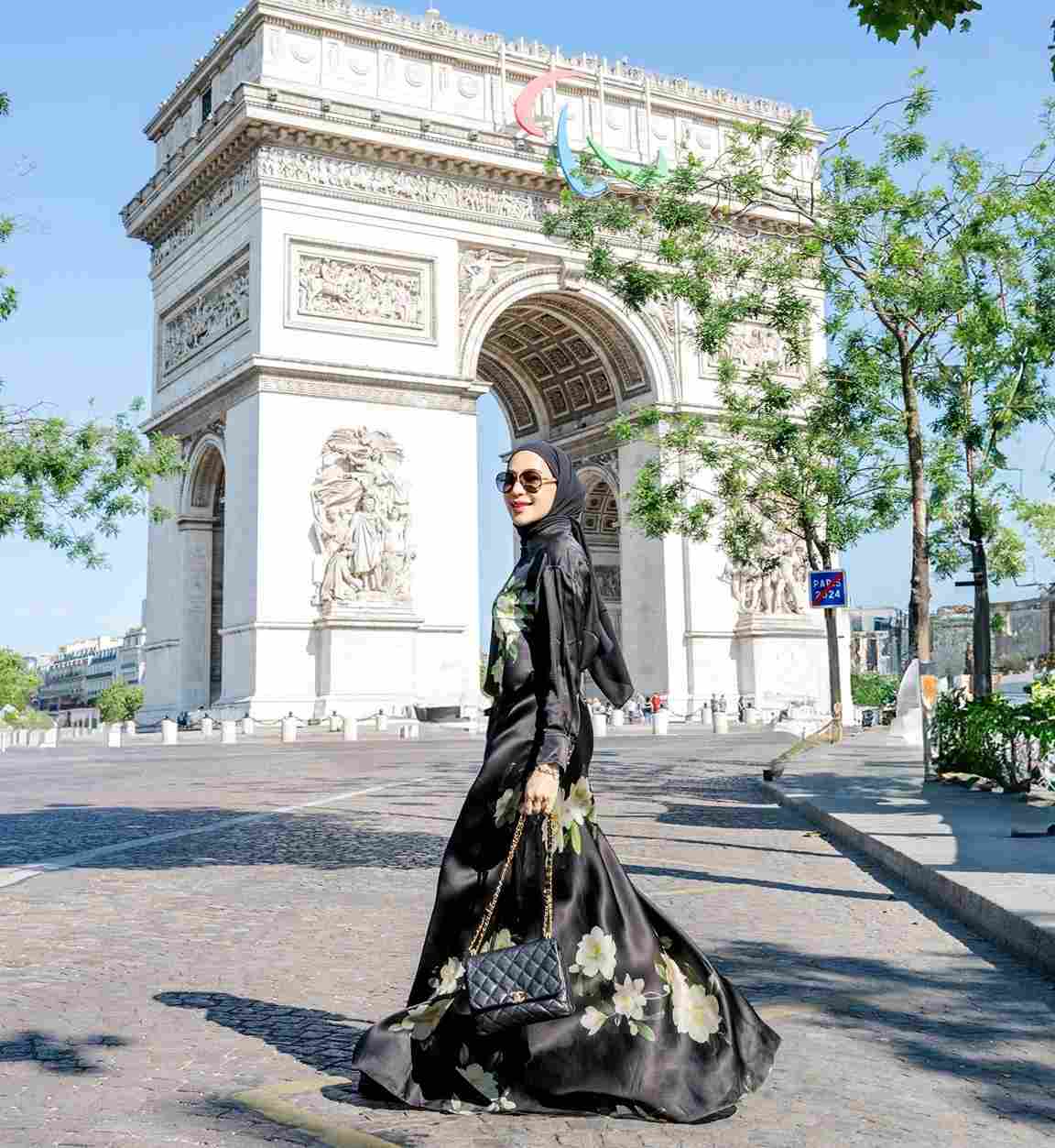 Erin Taulany sempat berfoto di depan Champs-Élysées. Fot o : Instagram/erintaulany
