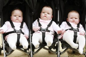 Ini tiga bayi dilahirkan Hannah Kersey yang memiliki dua rahim. Hannah berasal dari Devon, Inggris. Berita bisa dibaca di Tabloid Nyata Print Edisi 2768. (Foto NET)