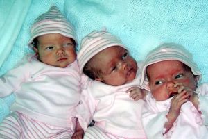 Tiga bayi Arifa yang lucu-lucu, Mereka kembar tidak identik dari dua rahim. (Foto: NET)
