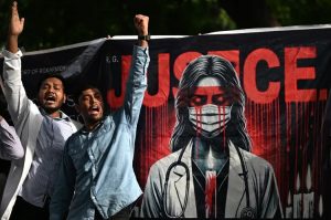 Masyarakat India dan para dokter berunjuk rasa memprotes instansi terkait yang tidak memberikan perlindungan yang baik kepada para dokter. (Foto: NET)