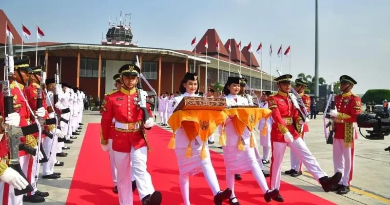 Sosok Cantik Pembawa Baki di Kirab Bendera Merah Putih ke IKN