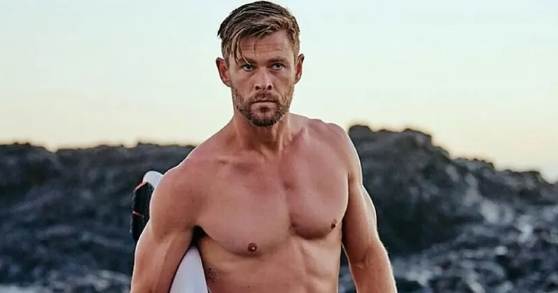 Pulang Liburan, Chris Hemsworth Pamer Otot Kekar di Bandara
