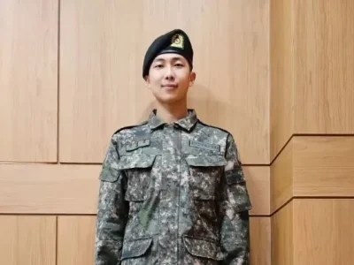 Kim Namjoon BTS bikin penggemar terpukau dengan permainan saksofon dan tubuh atletisnya (Foto: Instagram/rkive)
