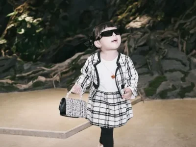 Fashionista sejak dini, Ameena tampil keren dengan koleksi tasnya yang super cute (Foto: instagram/ameenaata)