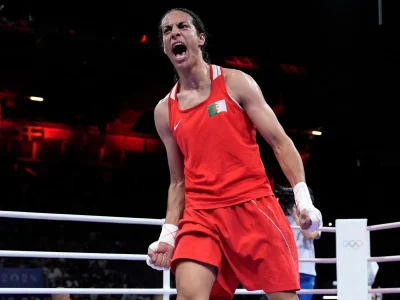 Ekspresi Imane Khelif berteriak senang karena berhasil mengalahkan lawannya saat bertanding di ring tinju wanita Olimpiade Paris 2024. (Foto: NET)