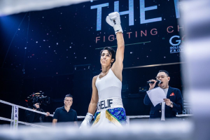 Imane saat di ring tinju, meskipun kelihatan perkasa, namun di wanita tulen, bukan trans gender. (Foto: NET)