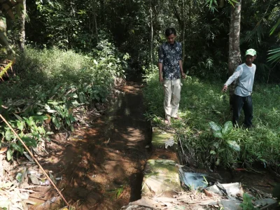 Jalan menuju Sungai Cipabelah, Subang, Jawa barat, yang sulit dilalui orang, dilewati oleh empat anak balita, hingga semua tewas tenggelam. (Foto: Reza Wibisono/Nyata)