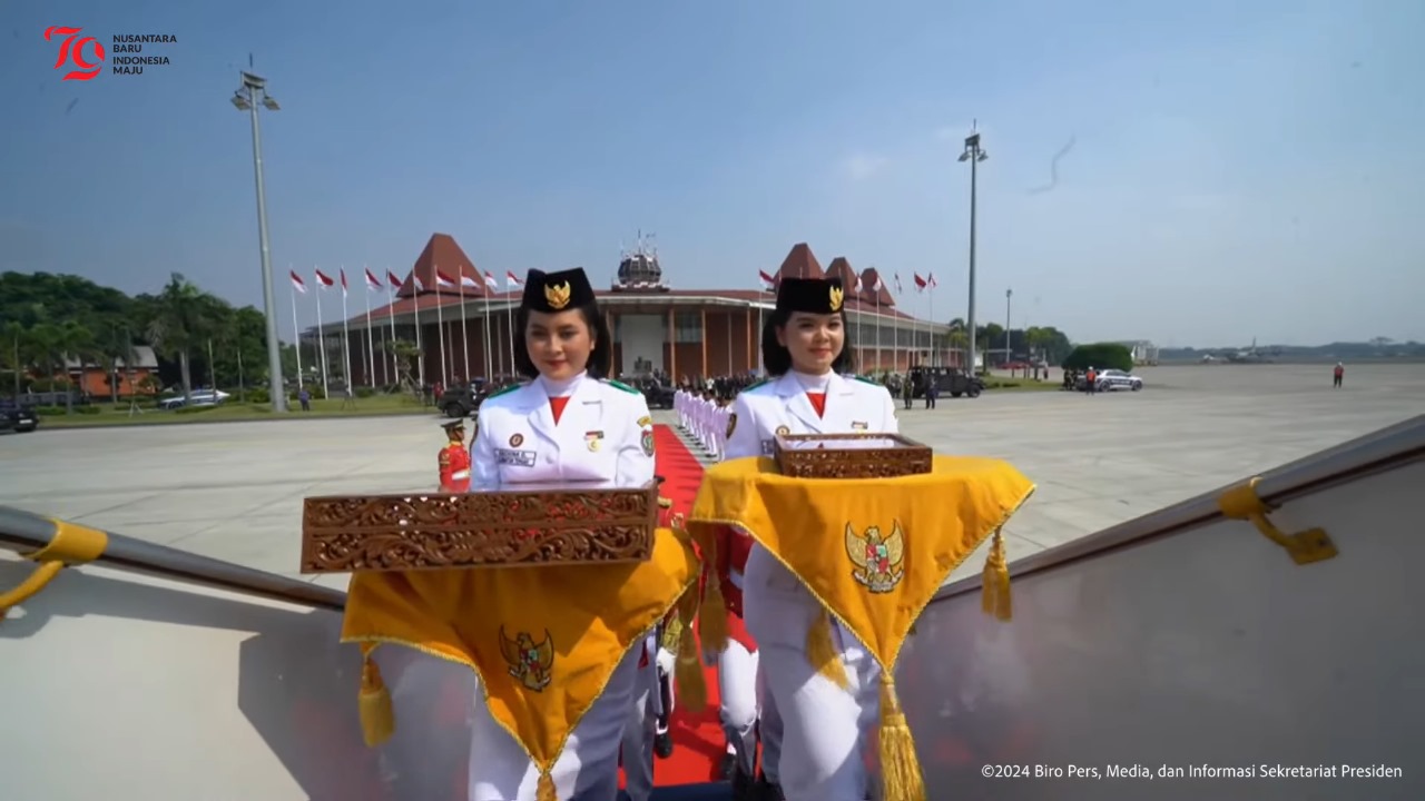 Bendera Merah Putih dan Teks Proklamasi dibawa dengan pesawat Boeing milik TNI Angkatan Udara. (Foto: YouTube/SekretariatPresiden)