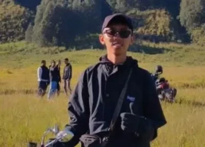 Korban semasa hidup dengan motor kesayangannya. Alvian tewas kecelakaan setelah dikejar geng motor di Lakarsantri Surabaya. (Foto dok pribadi)