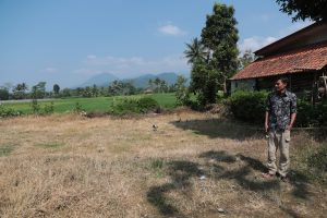 Sawah kering yang dijadikan lapangan bola yang biasa dipakai anak-anak bermain. (Foto: Reza Wibisono/Nyata)