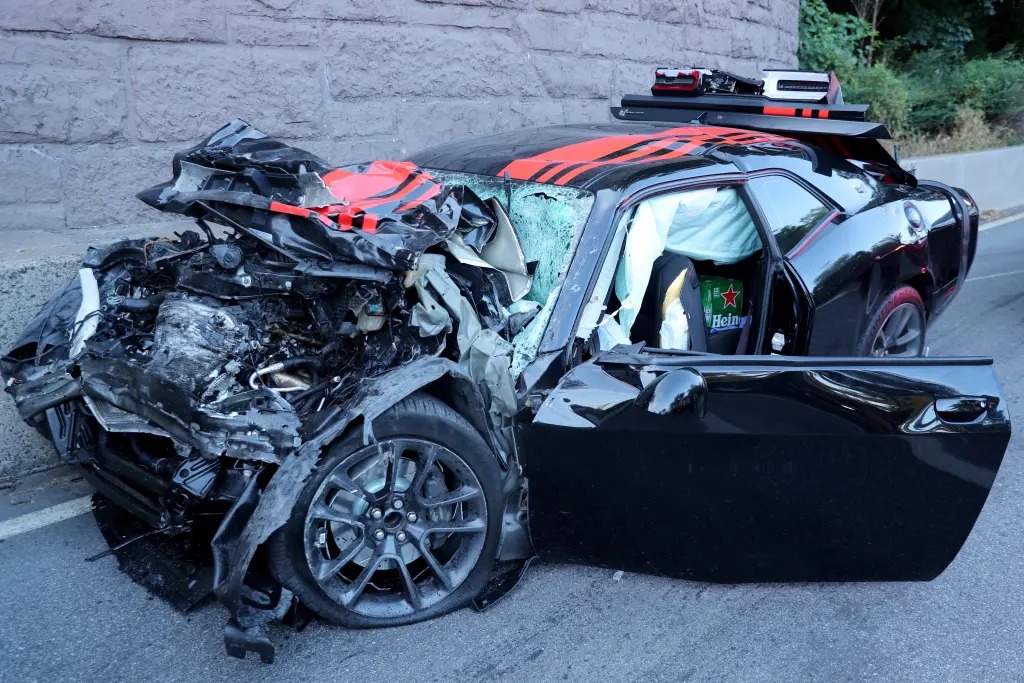 Mobil Dodge Challenger milik Kirk Walker ringsek. (Foto: Dok. NYP) 