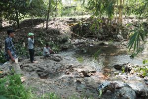 Sungai Cipabelah yang airnya hampir kering, menjadi tempat kejadian tewasnya empat anak balita itu. (Foto; Reza Wibisono/Nyata)