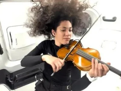 Sarah Gillis, Manusia Pertama yang Memainkan Biola di Luar Angkasa. (Foto: Dok. Net)