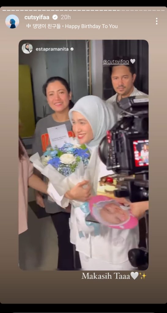 Syifa tersenyum mendapat kejutan (Foto: Instagram/cutsyifaa)