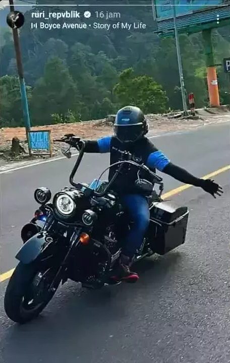 Ruri Repvblik saat mengendarai motor gede. Foto : Instagram/ruri_repvblik