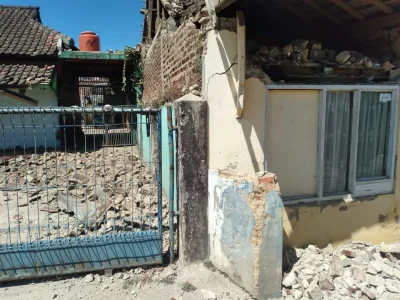 Gempa Bumi mengguncang Bandung hingga mengakibatkan rumah rusak. Foto : Dok BNPB