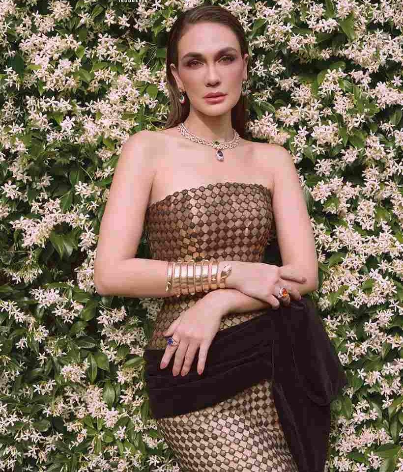 Luna Maya tampil glamor memekai perhiasan mewah. Foto : TikTok/lunamaya